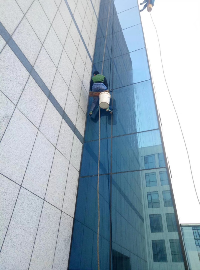 杭州青羊提供高空玻璃外墙清洗解决方案