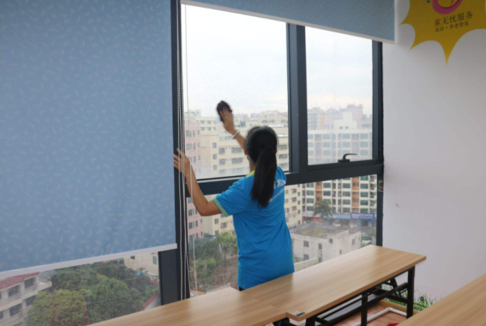 专业承接日常保洁服务，家电清洗、地毯清洗等